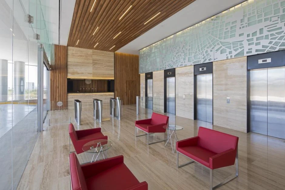 Lobby de Corporativo Uptown, proyecto del portafolio de DAMOS+